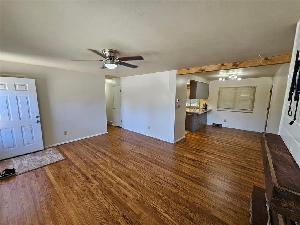Image 3 of 27: Living Room
