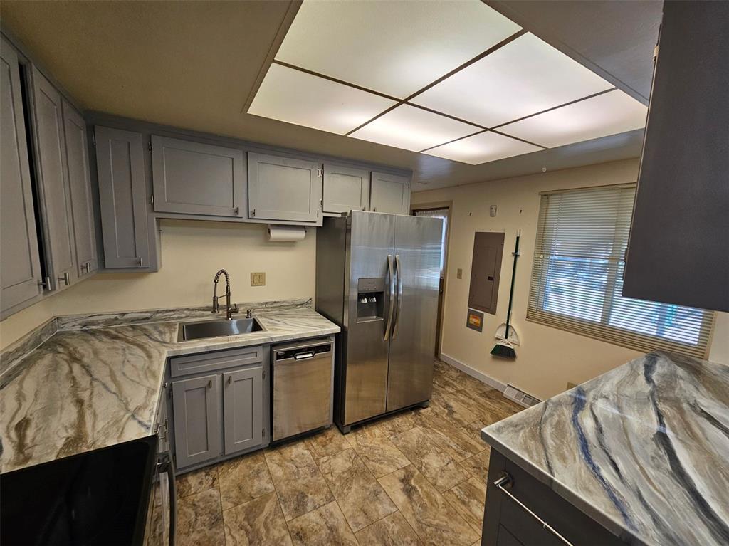 Image 6 of 27: Kitchen