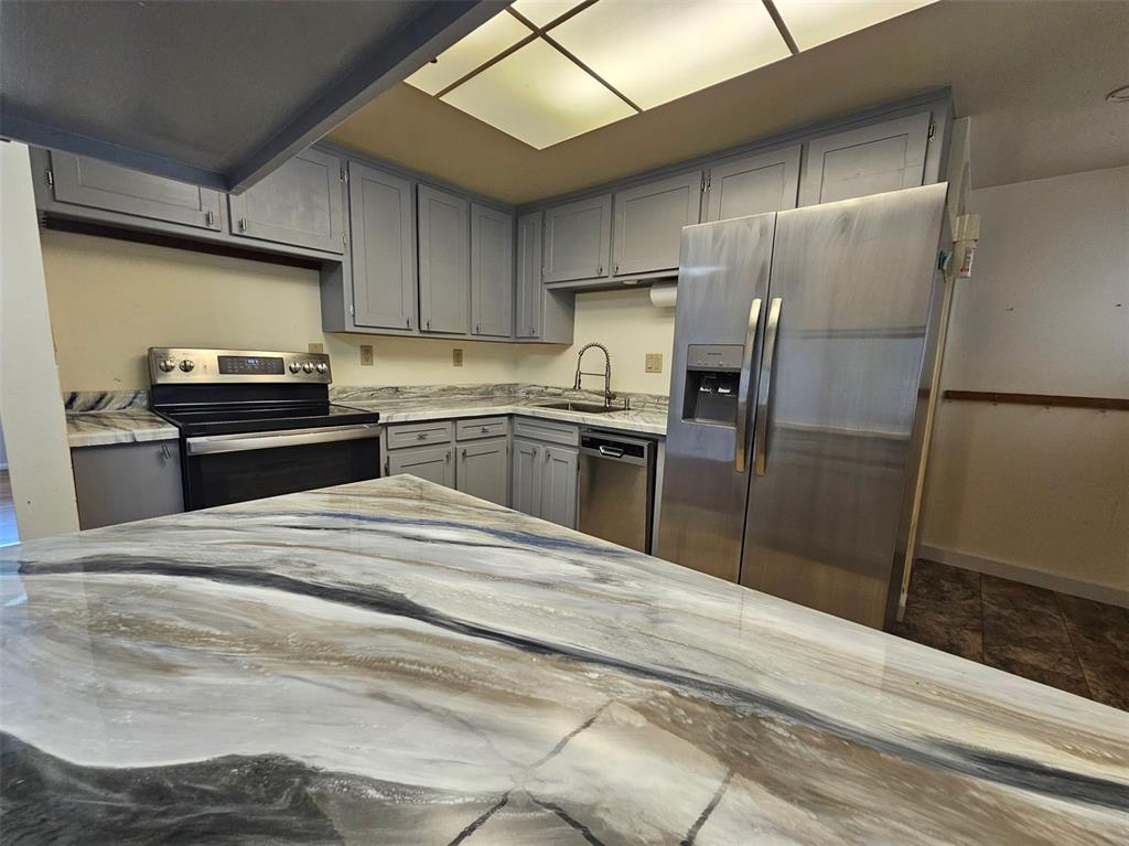 Image 7 of 27: Kitchen