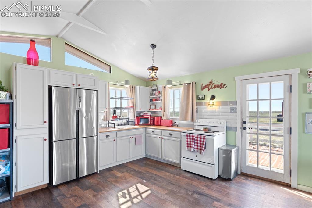 Image 10 of 46: Kitchen