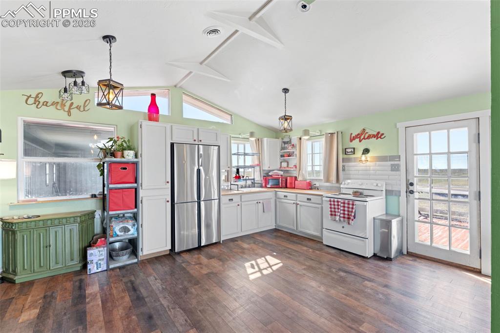 Image 11 of 46: Kitchen