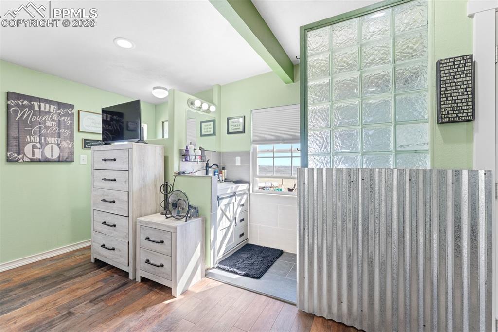 Image 16 of 46: Bathroom