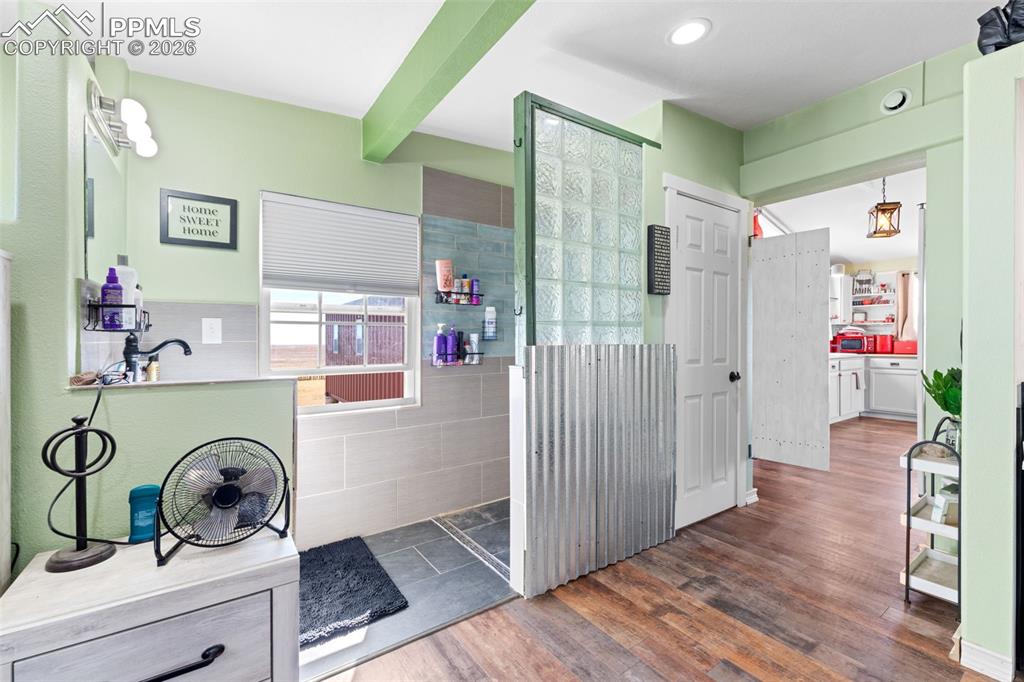 Image 17 of 46: Bathroom