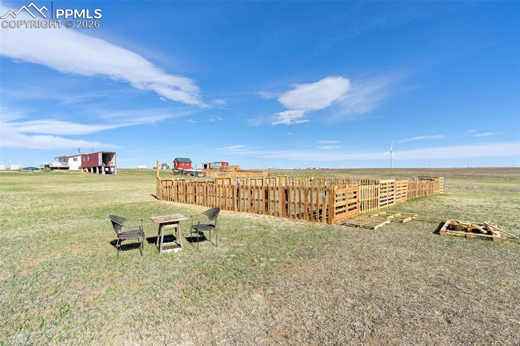 Image 39 of 46: Yard