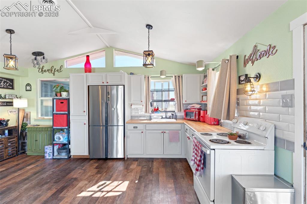 Image 9 of 46: Kitchen