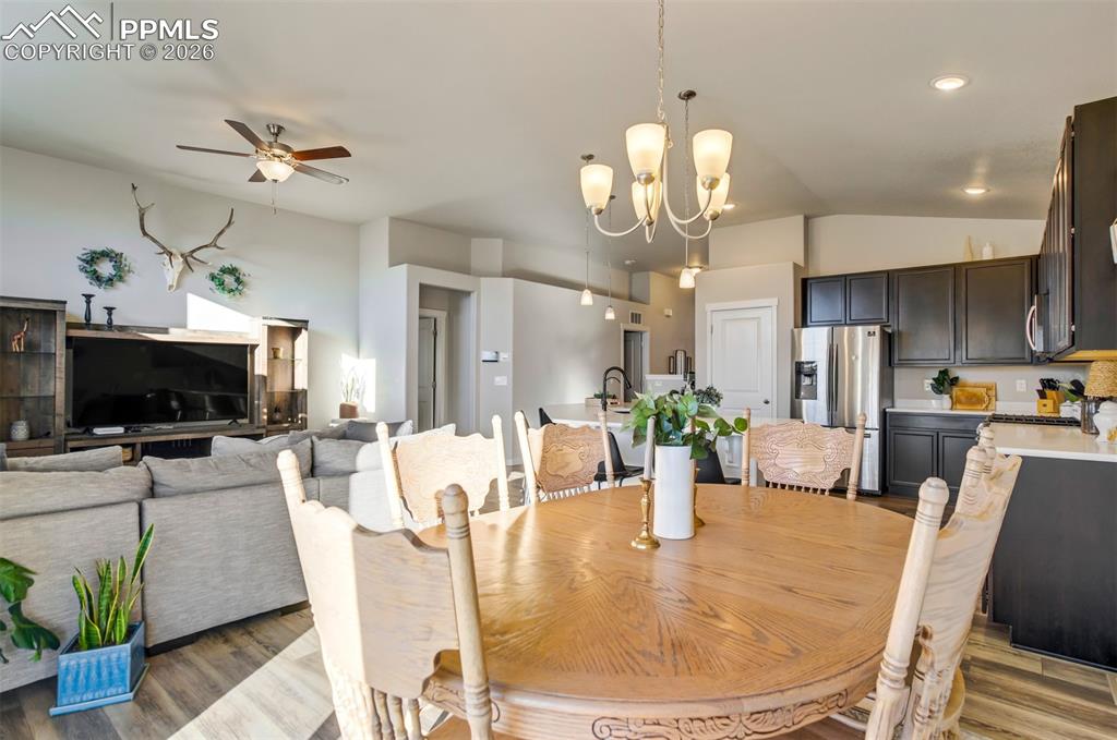 Image 16 of 47: Dining Area