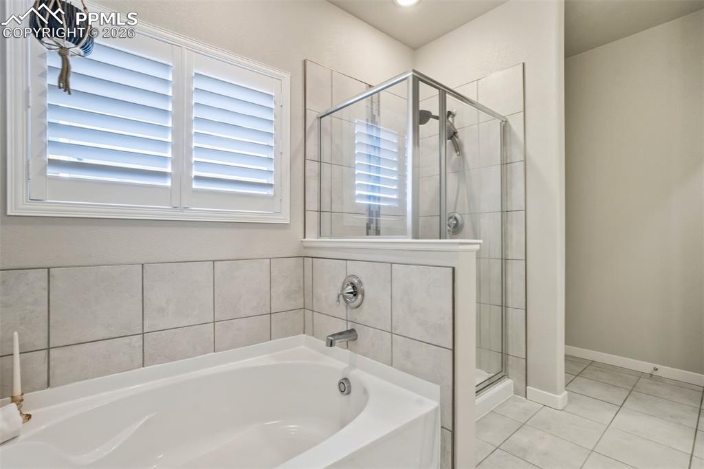 Image 22 of 47: Soaking tub. 