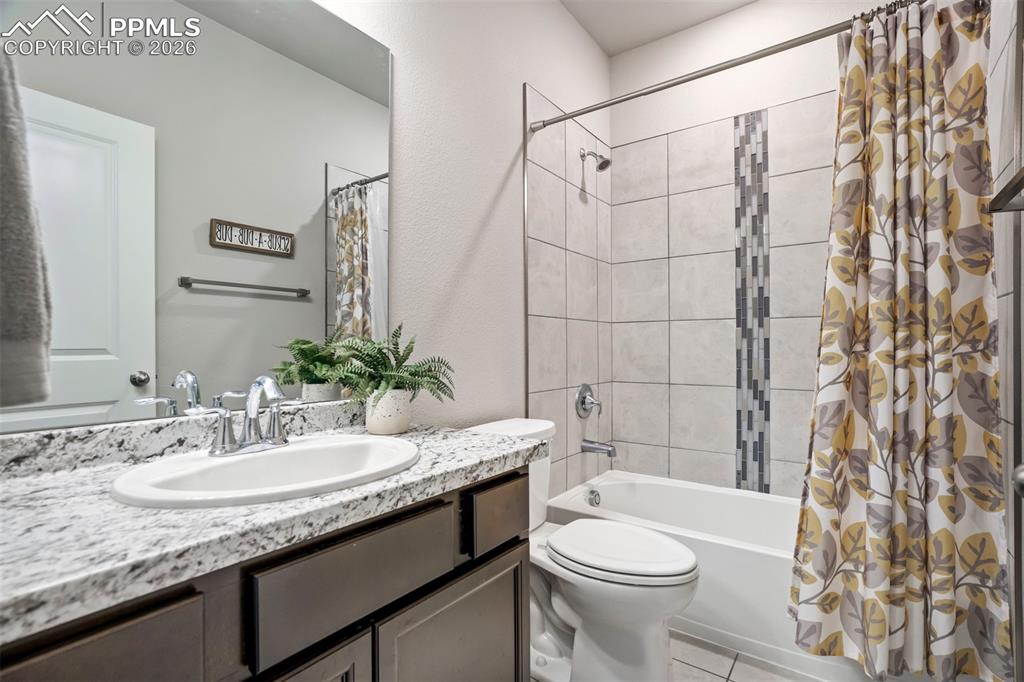 Image 27 of 47: Full bathroom on the main level for bedrooms 2 & 3. 