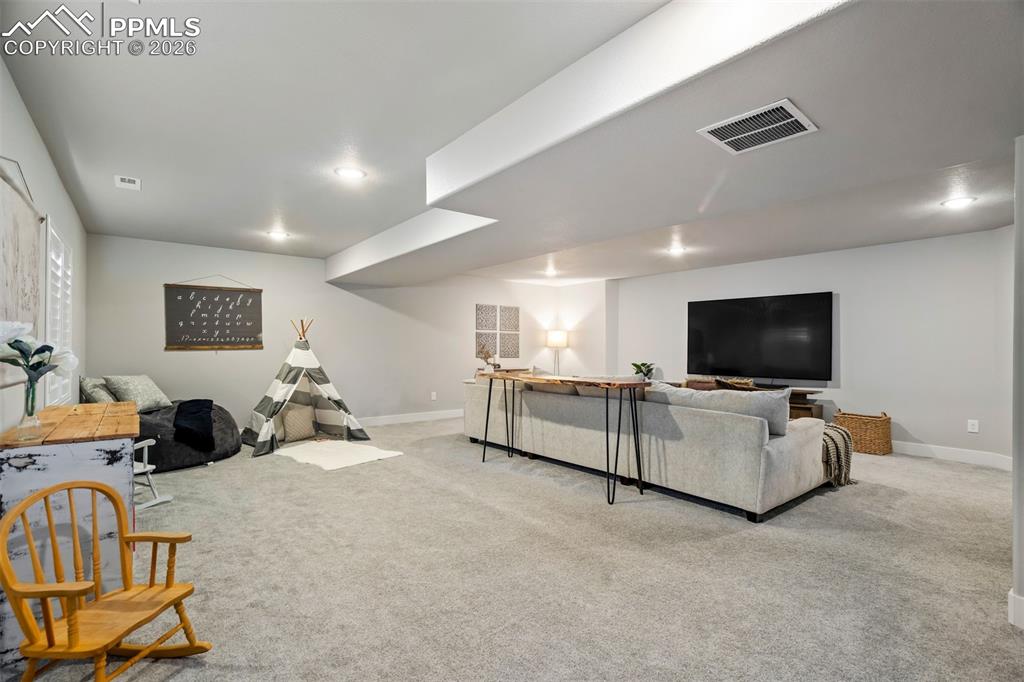 Image 32 of 47: Living Room