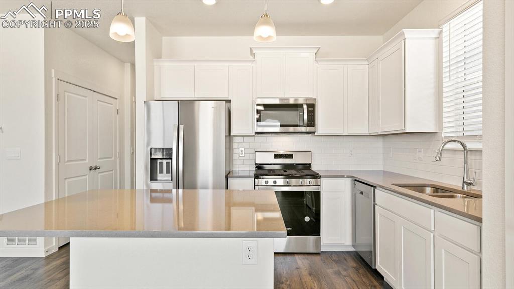 Image 10 of 24: Kitchen