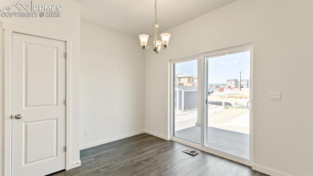 Image 12 of 24: Dining Area