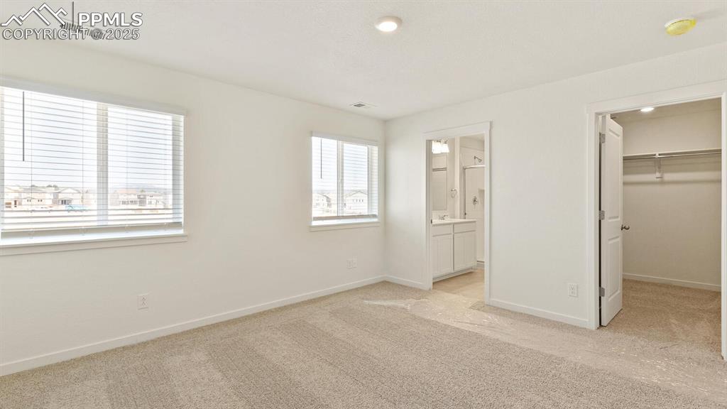 Image 15 of 24: Bedroom