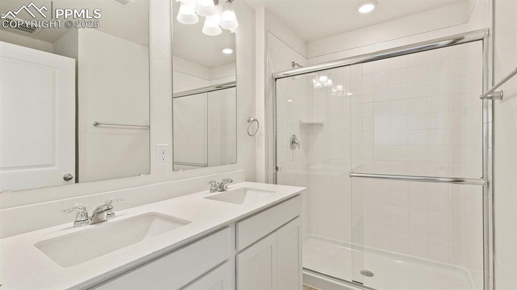 Image 16 of 24: Bathroom