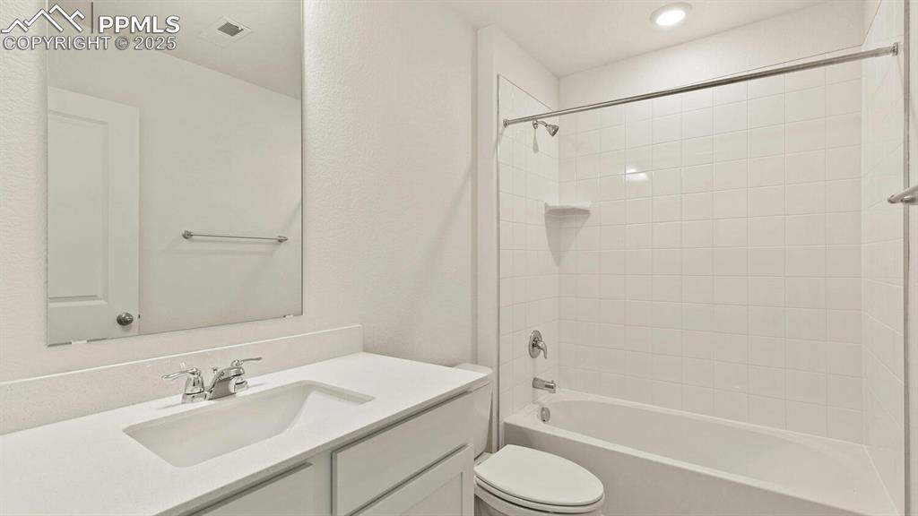 Image 22 of 24: Bathroom