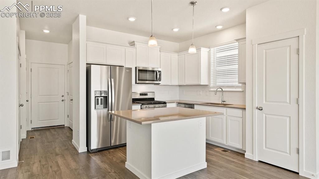 Image 7 of 24: Kitchen