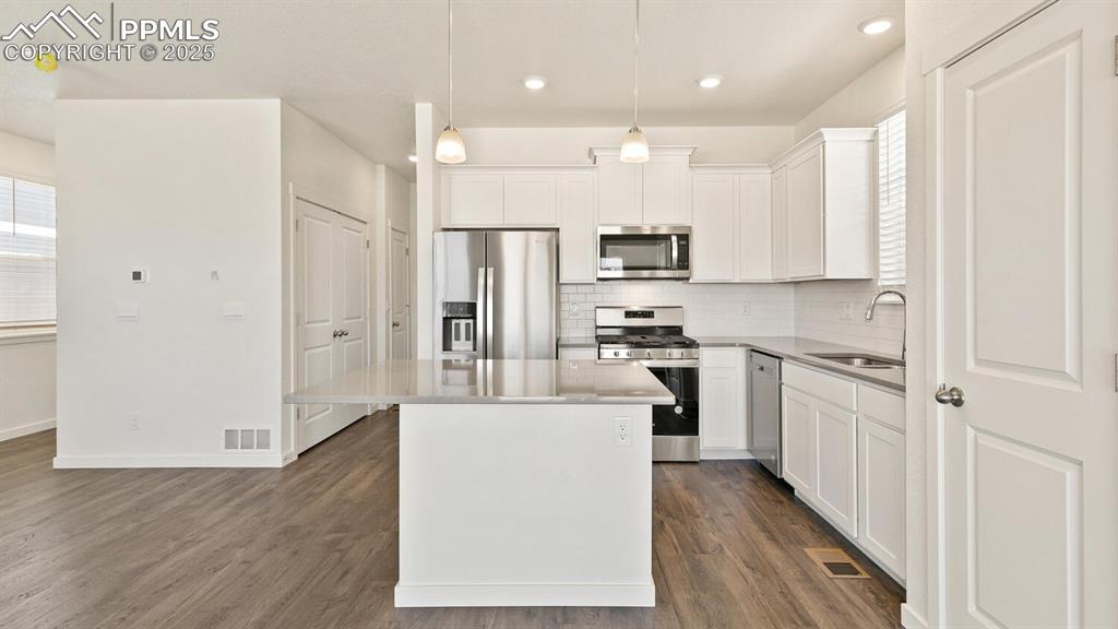 Image 9 of 24: Kitchen