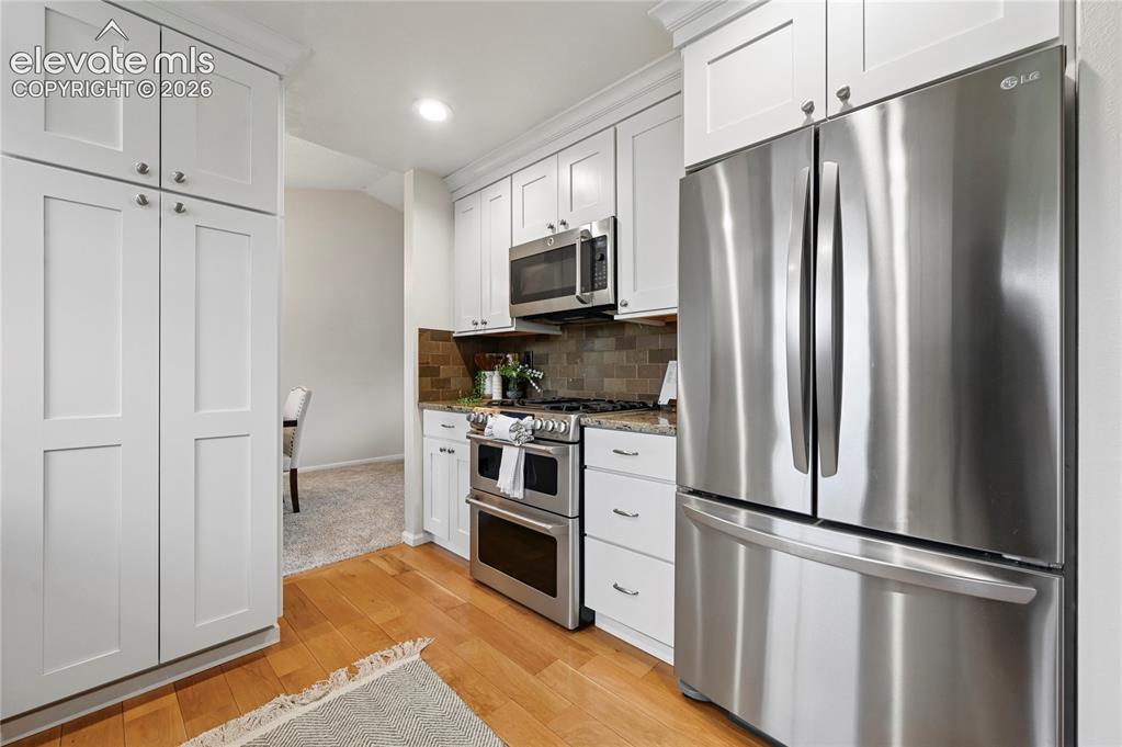 Image 10 of 50: Kitchen