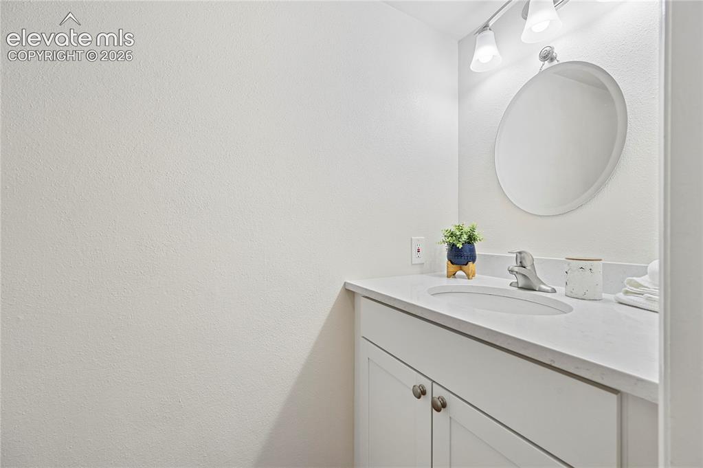 Image 19 of 50: Bathroom