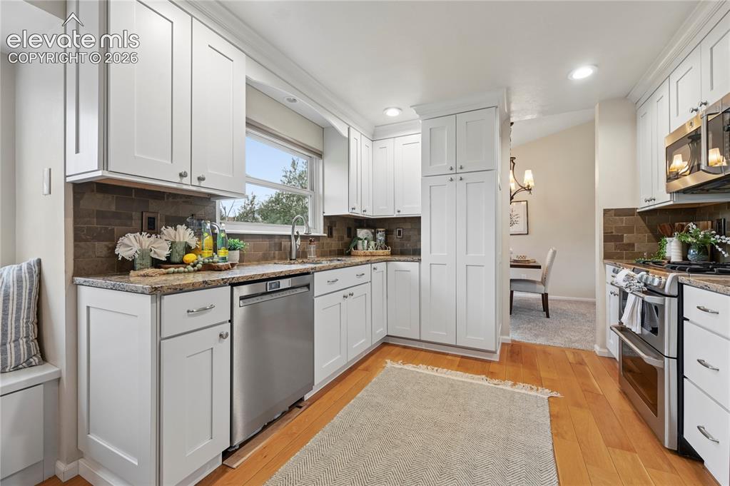 Image 8 of 50: Kitchen