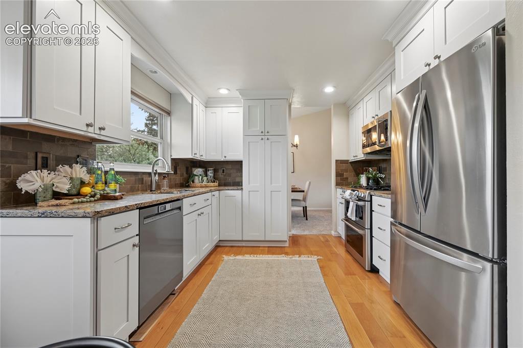 Image 9 of 50: Kitchen