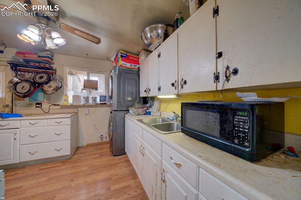 Image 10 of 17: Kitchen