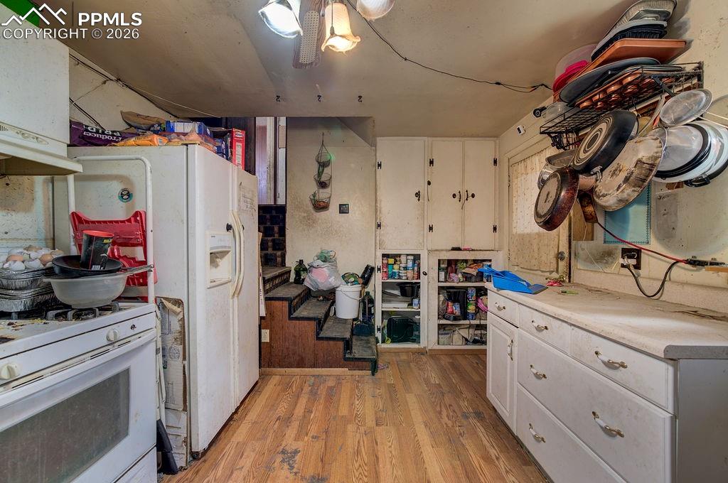 Image 11 of 17: Kitchen