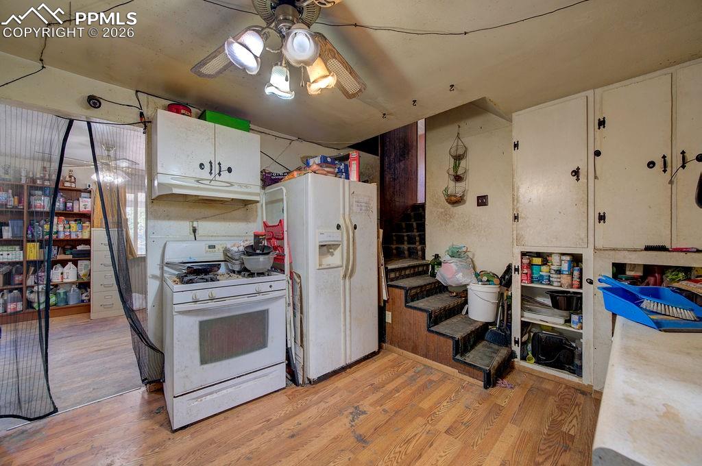 Image 12 of 17: Kitchen