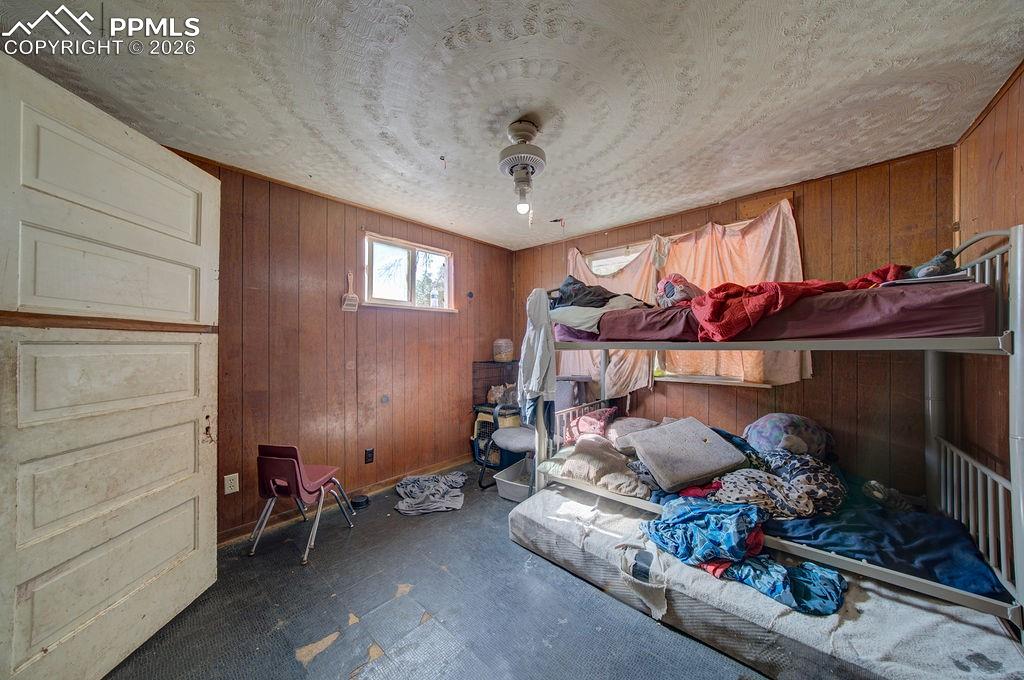 Image 14 of 17: Bedroom