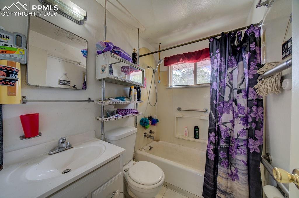 Image 8 of 17: Bathroom