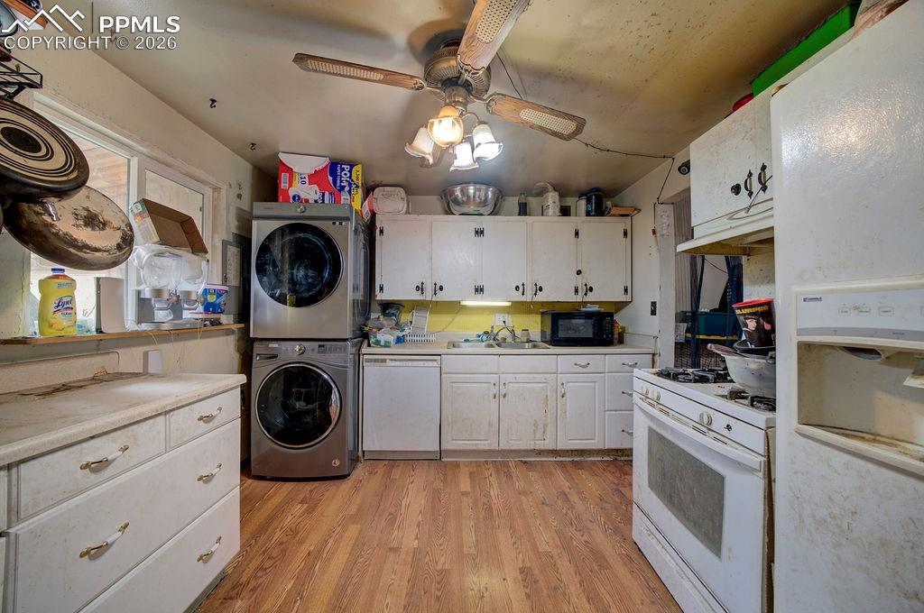 Image 9 of 17: Kitchen