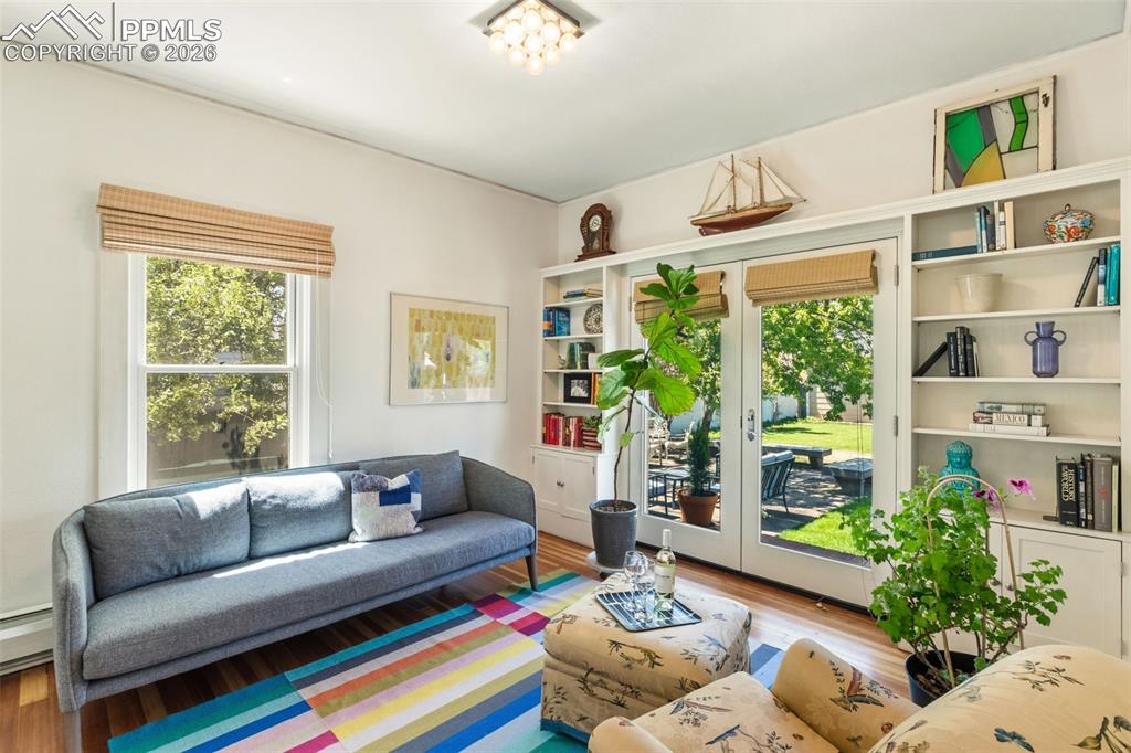 Image 10 of 41: Den