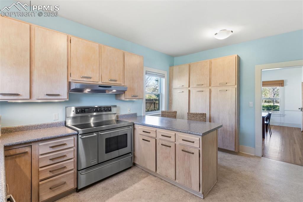 Image 8 of 41: Kitchen