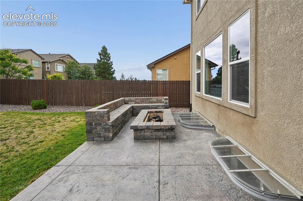 Image 20 of 48: This wonderful stamped concrete patio is the length of the living room, din