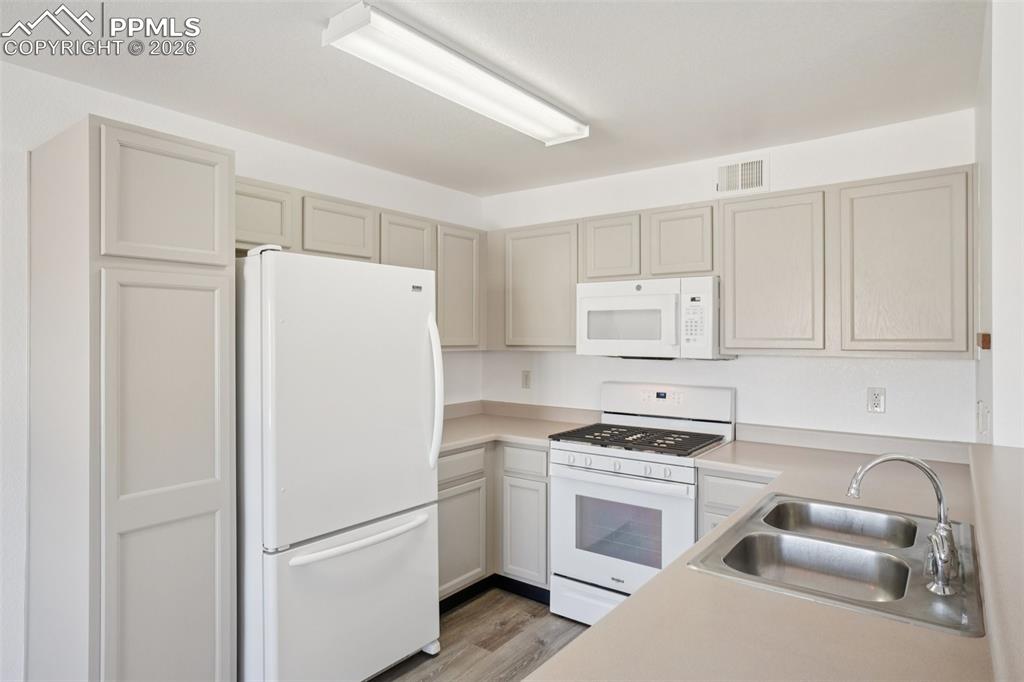 Image 13 of 30: Kitchen