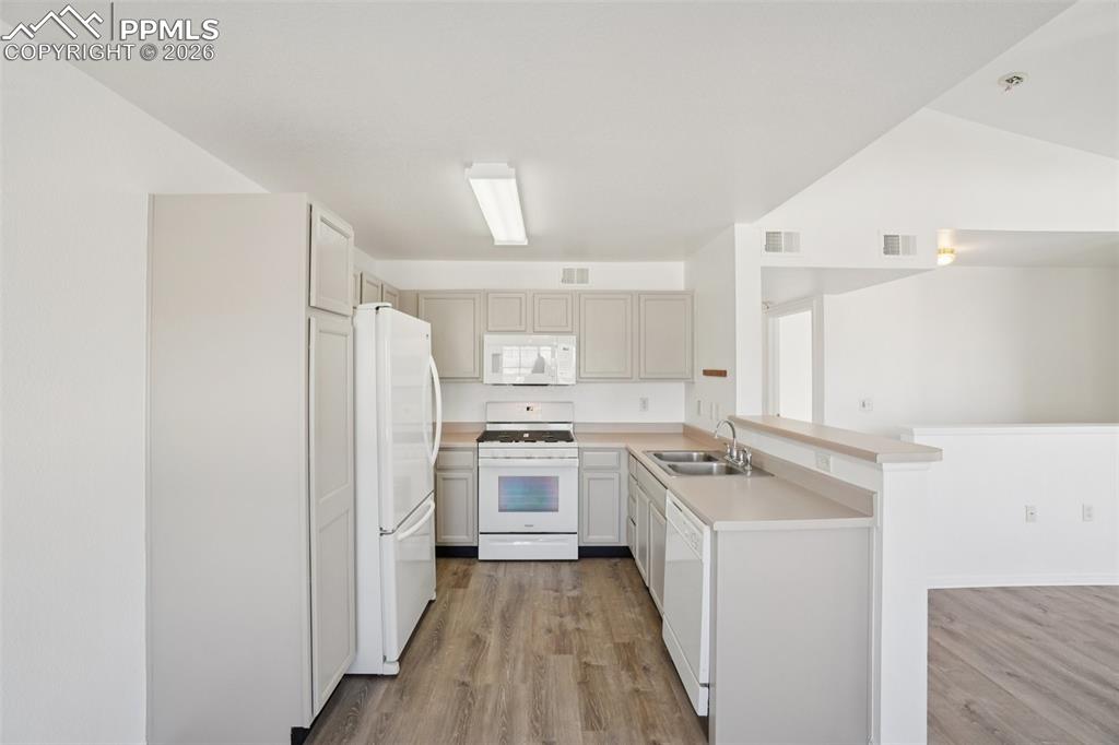 Image 14 of 30: Kitchen