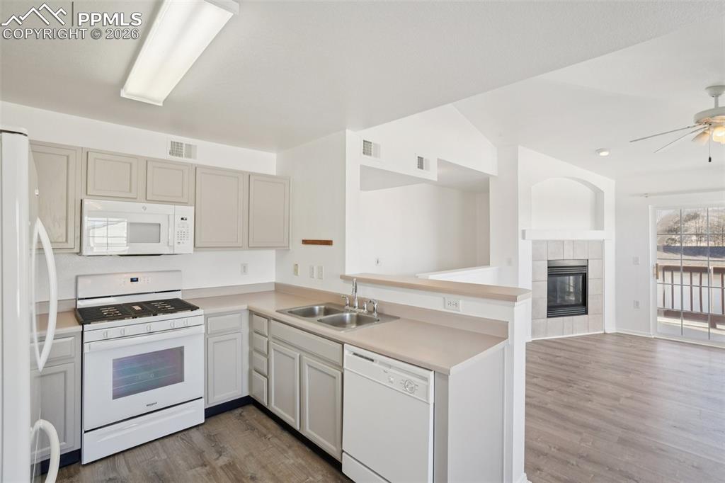 Image 15 of 30: Kitchen