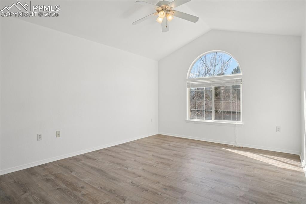 Image 18 of 30: Bedroom