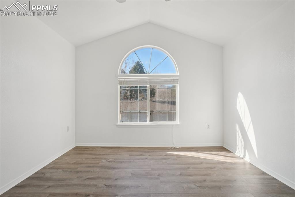 Image 19 of 30: Bedroom