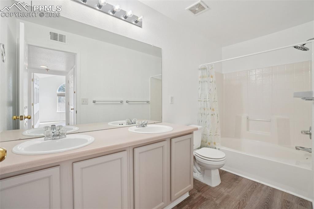 Image 23 of 30: Bathroom