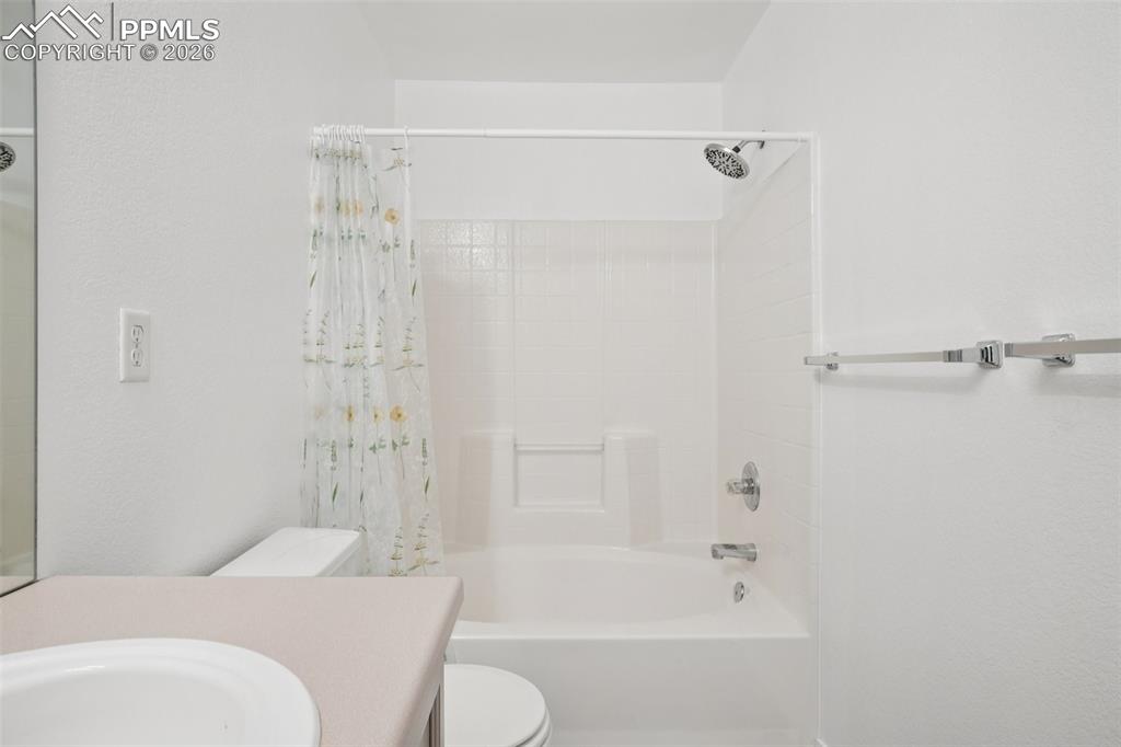 Image 24 of 30: Bathroom