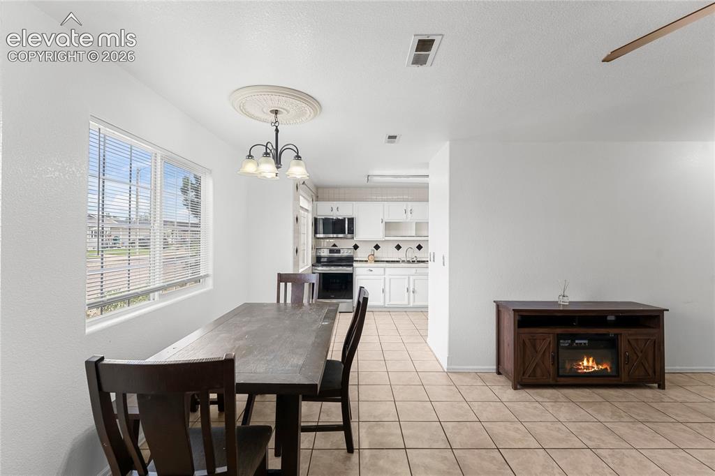 Image 7 of 26: Dining Area