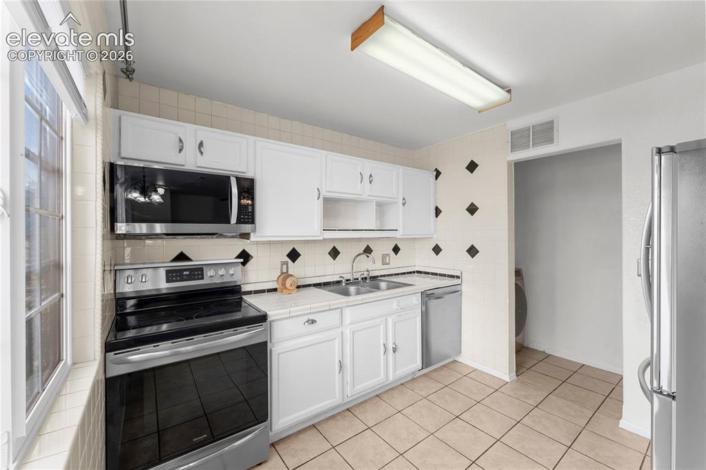 Image 8 of 26: Kitchen
