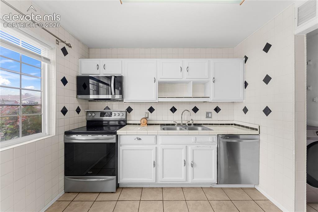 Image 9 of 26: Kitchen