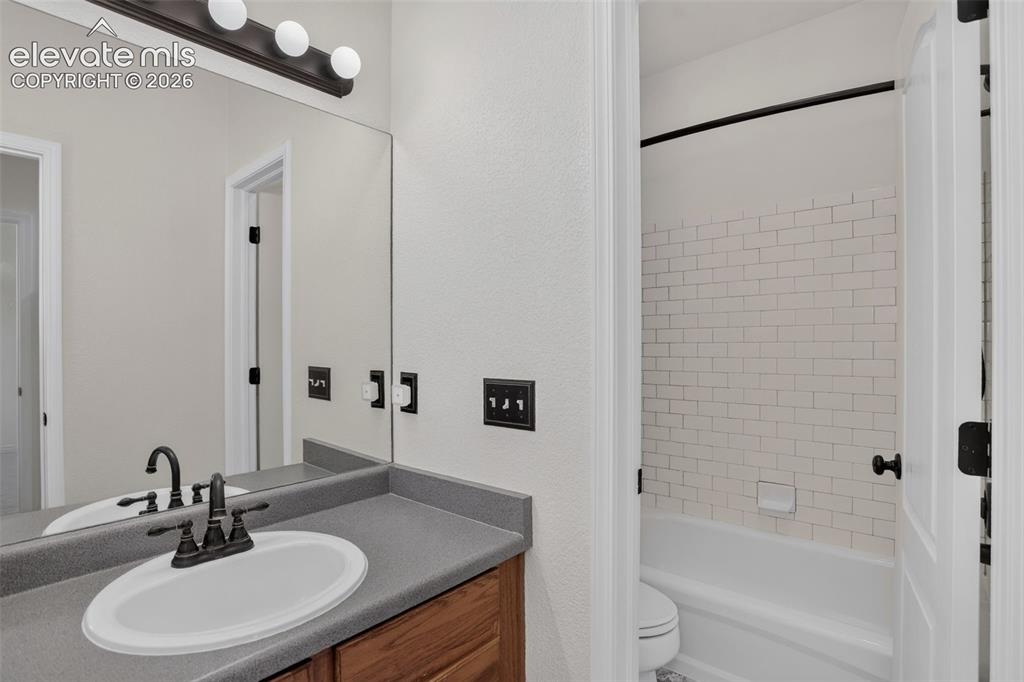 Image 12 of 32: Primary bath has tub & shower combo