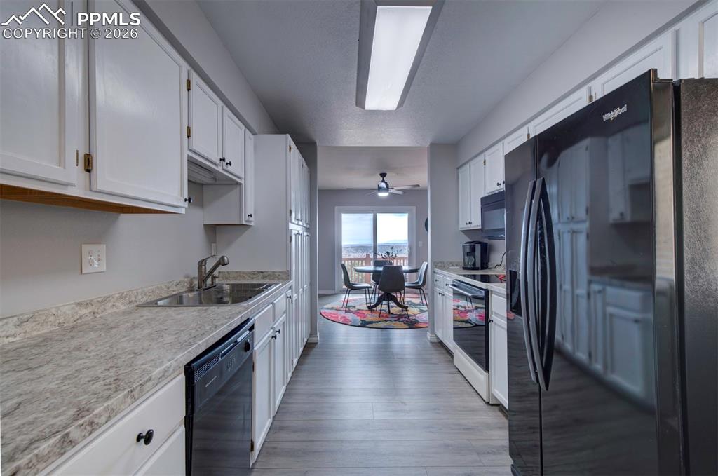 Image 13 of 49: Kitchen