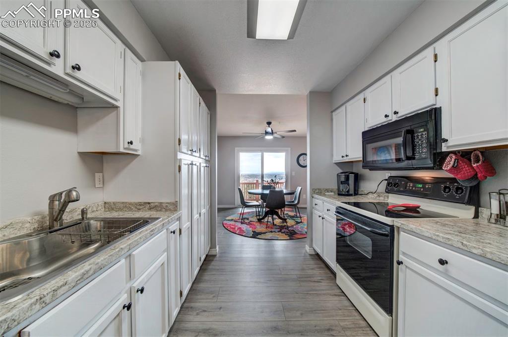 Image 14 of 49: Kitchen