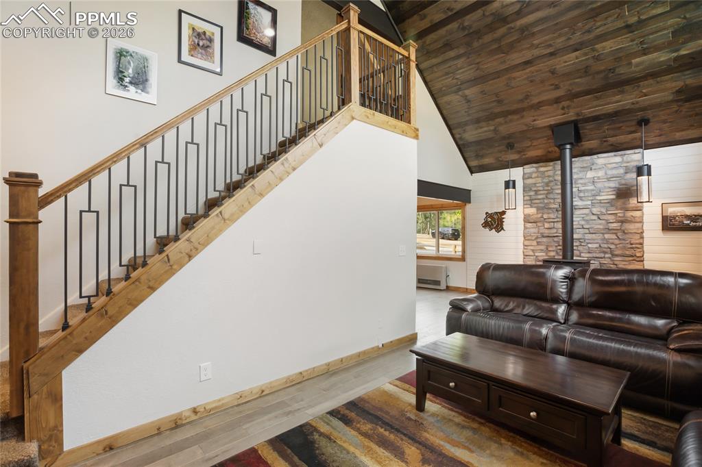 Image 14 of 40: Living Room