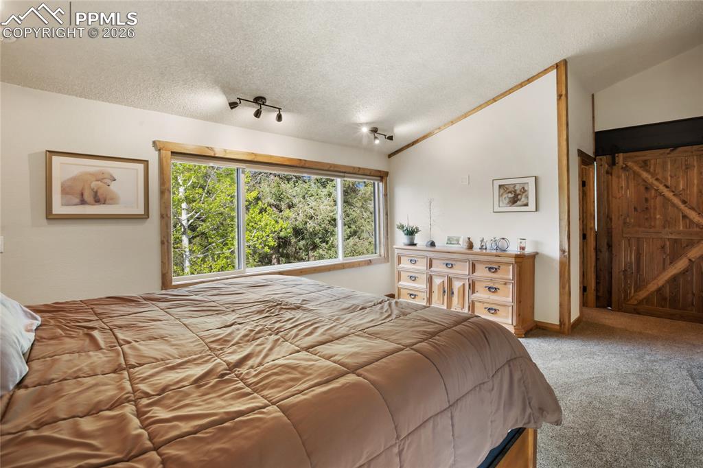 Image 17 of 40: Bedroom