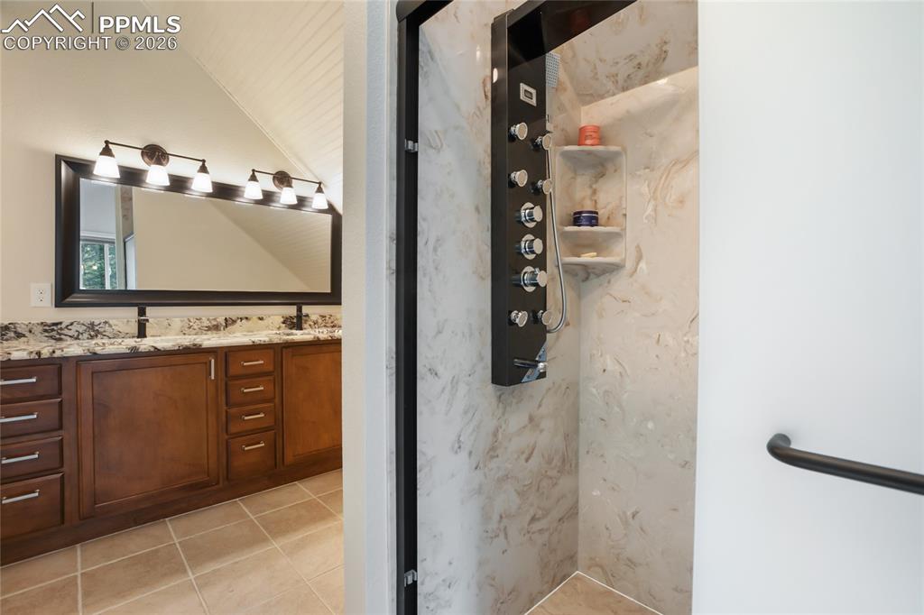 Image 18 of 40: Bathroom