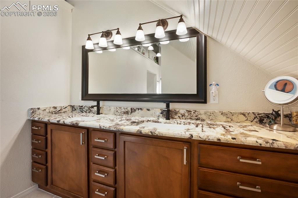 Image 19 of 40: Bathroom